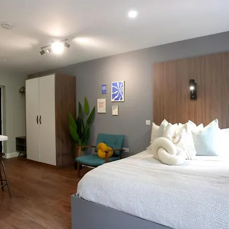 For Students Only - St Mark's Court In * ليدز