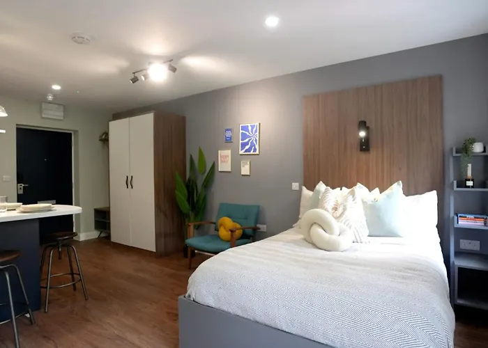 For Students Only - St Mark's Court In * 리즈